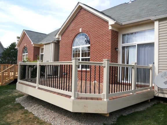 Traditional (T) Vinyl Rail With ROUND Aluminum Balusters 42″Height - Image 9