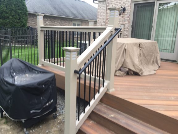 Traditional (T) Vinyl Rail With ROUND Aluminum Balusters 42″Height - Image 19