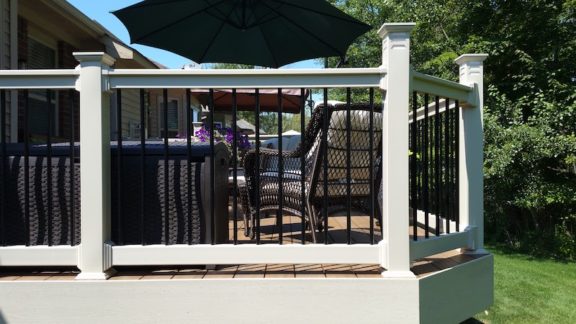 Traditional (T) Vinyl Rail With ROUND Aluminum Balusters 42″Height - Image 8