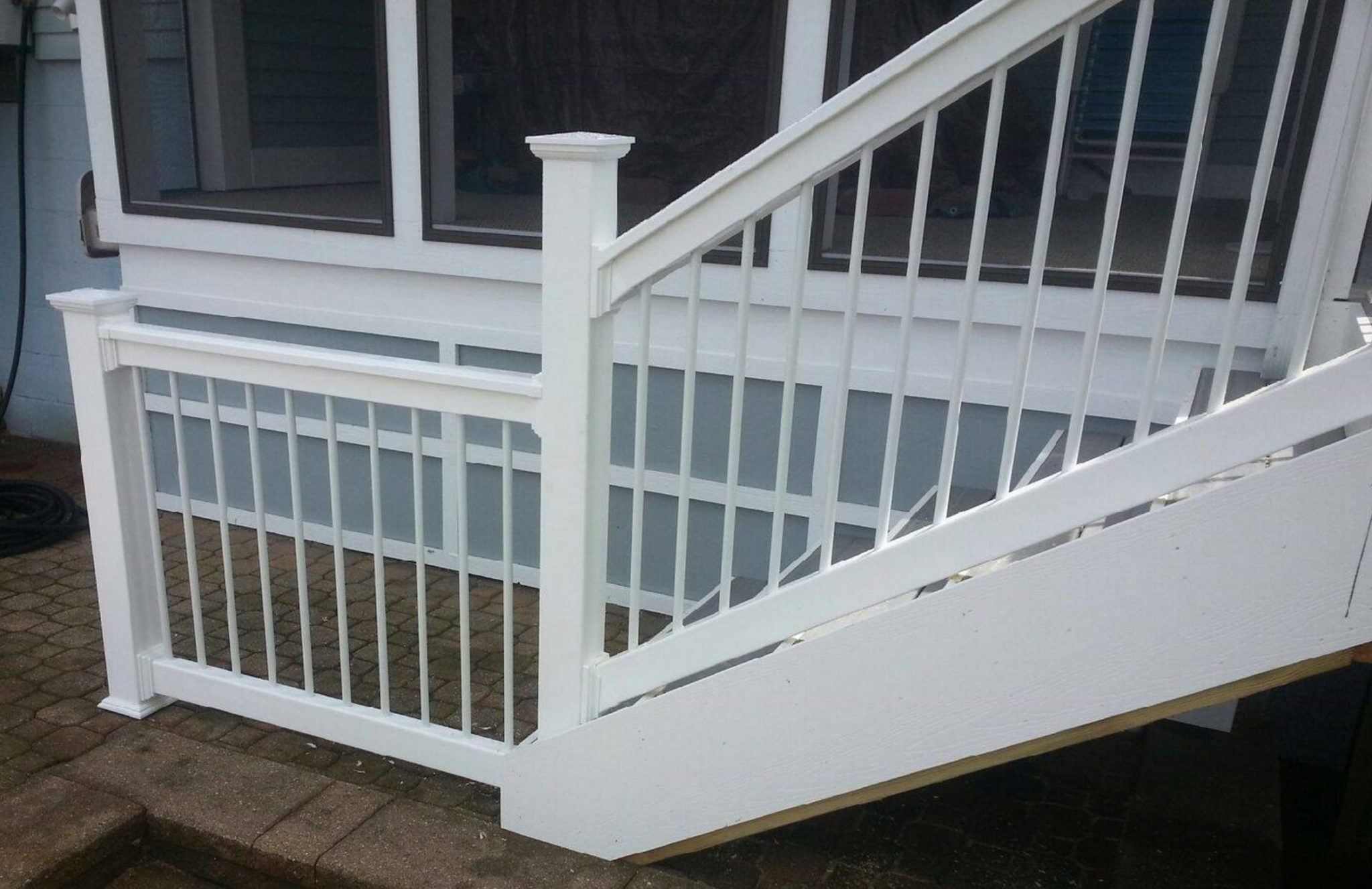 Traditional (T) Vinyl Rail Kits With ROUND Aluminum Balusters 36