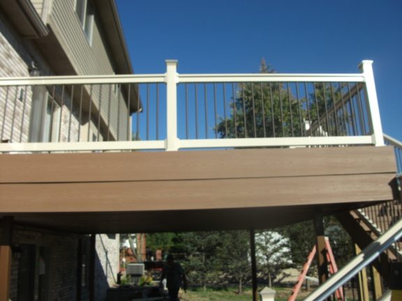 Traditional (T) Vinyl Rail With ROUND Aluminum Balusters 42″Height - Image 15