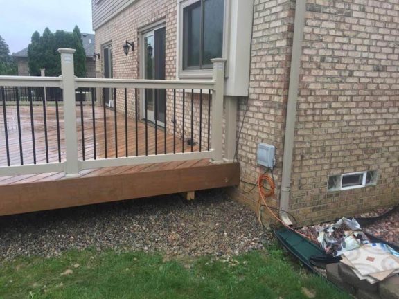 Traditional (T) Vinyl Rail With ROUND Aluminum Balusters 42″Height - Image 12