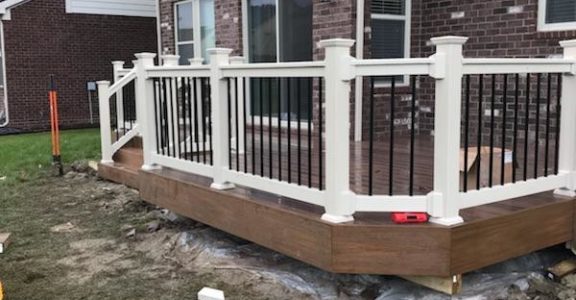 Traditional (T) Vinyl Rail With ROUND Aluminum Balusters 42″Height - Image 18
