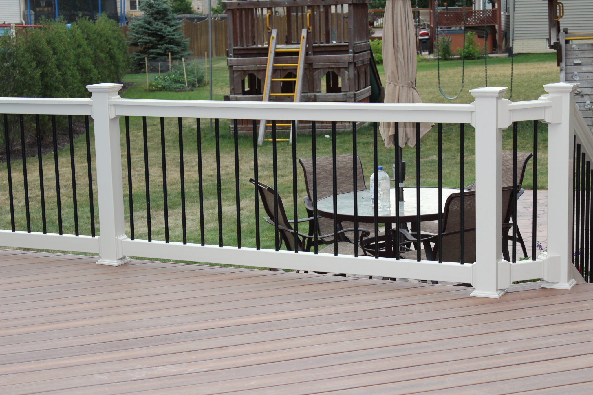 Traditional (T) Vinyl Rail With ROUND Aluminum Balusters 36"Height