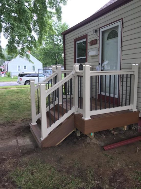 Traditional (T) Vinyl Rail With ROUND Aluminum Balusters 42″Height - Image 11