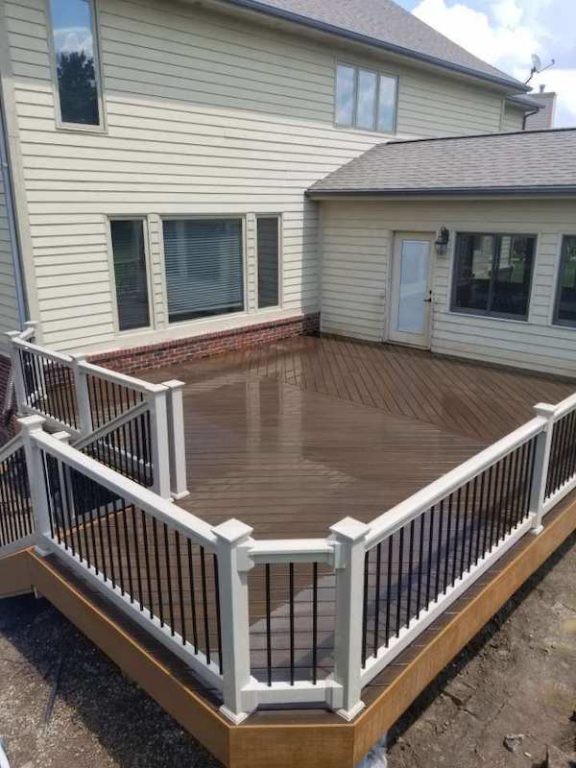 Traditional (T) Vinyl Rail With ROUND Aluminum Balusters 42″Height - Image 10
