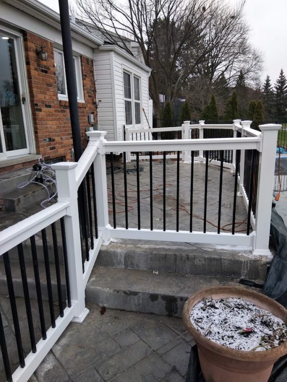 Traditional (T) Vinyl Rail With ROUND Or SQUARE Aluminum Balusters 48″Height - Image 8