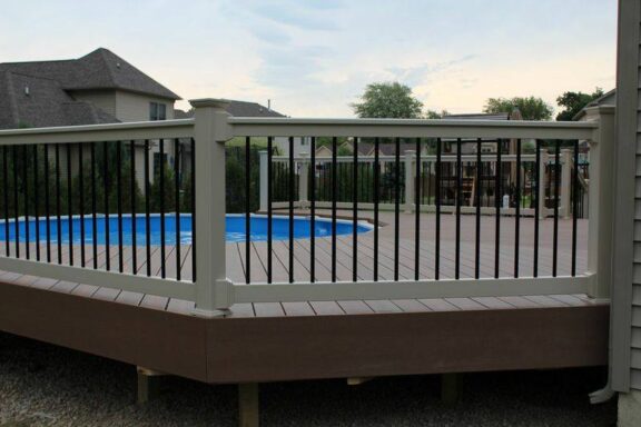 Traditional (T) Vinyl Rail With ROUND Or SQUARE Aluminum Balusters 48″Height - Image 2