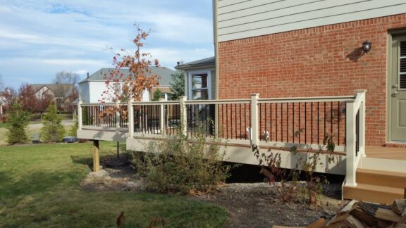 Traditional (T) Vinyl Rail With ROUND Or SQUARE Aluminum Balusters 48″Height - Image 13
