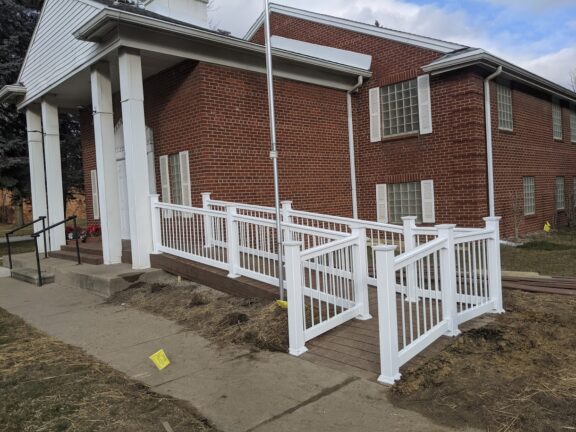 Traditional (T) Vinyl Rail With ROUND Or SQUARE Aluminum Balusters 48″Height - Image 7